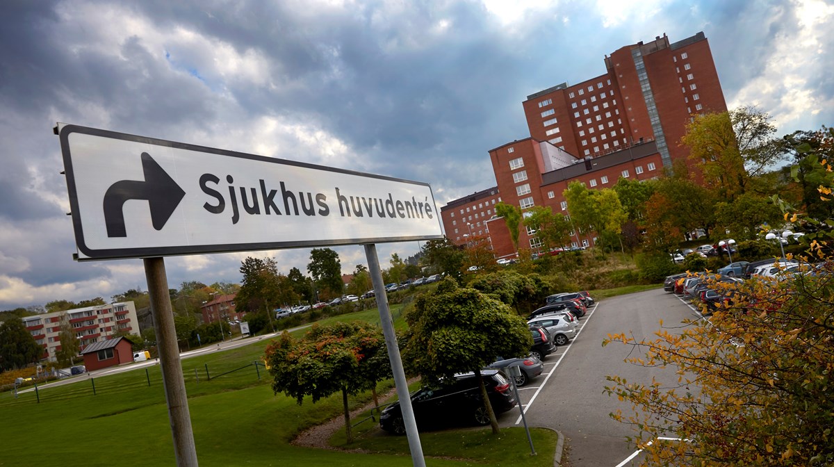 Skylt utanför sjukhus med texten Sjukhus huvudentré